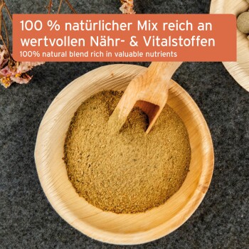 Holzschale mit braunem Nahrungsergänzungspulver und Messlöffel auf dunkler Oberfläche; Text: '100% natürliche Mischung reich an wertvollen Nährstoffen'.