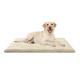 Ein hellfarbener Hund liegt auf einem plüschigen, cremefarbenen Haustierbett und zeigt seine entspannte Haltung und weiches Fell.