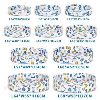 Verschiedene Haustierbetten in unterschiedlichen Größen, mit einem verspielten Design aus blauen und gelben Knochen und Pfotenabdrücken, beschriftet mit Abmessungen.