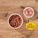 Haustierfutter in einer weißen Schüssel mit einer Beilage aus Fleischstücken, mit dem Text: "Mit 70% Muskelfleisch und feinen Innereien."