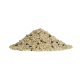 Haufen beiger Tierfutterflocken mit vereinzelt verstreuten kleinen schwarzen Pelletstücken.