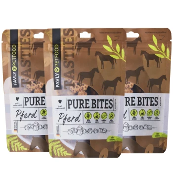 Drei Beutel Favly Petfood Pure Bites für Pferde, mit einem braunen Design mit Pferdesilhouetten und Text, der natürliche Zutaten hervorhebt.