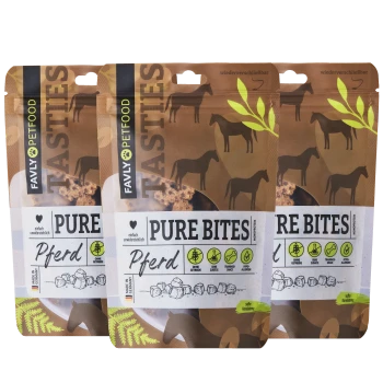 Drei Beutel Favly Petfood Pure Bites für Pferde, mit einem braunen Design mit Pferdesilhouetten und Text, der natürliche Zutaten hervorhebt.