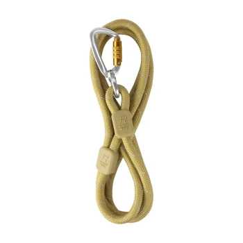 Führleine Rope Eine gelbe Hundeleine mit einem silbernen Karabiner und zwei beigen Gummigriffen, mit dem Logo "WOOLLY WOLF" auf den Griffen.