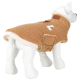 Un manteau en peluche de couleur beige pour chien avec une doublure en polaire blanche, exposé sur un mannequin de chien blanc, avec une petite poche et une lettre blanche 'R' au dos.