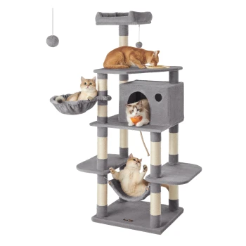 Ein mehrstöckiger grauer Katzenbaum mit drei Katzen, die auf verschiedenen Plattformen entspannen, einer gemütlichen Hängematte und einem versteckten Cubby.