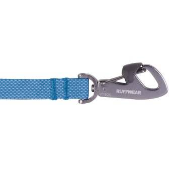 Blaue Hundeleine mit einem Metallclip, auf dem der Markenname 'RUFFWEAR' und die Modellnummer 'P1020' abgebildet sind.