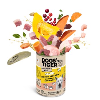 Eine Dose DOGS'n TIGER Hundefutter, beschriftet mit "GAUDI Huhn mit Truthahn" mit Huhn, Truthahn, Cranberries, Süßkartoffel und einem weißen Hund.
