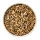 Schüssel mit Nassfutter für Haustiere, die eine stückige, fleischige Textur mit Kräutern und Gewürzen zeigt, vor einem weißen Hintergrund.