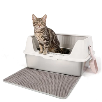 Braun getigerte Katze sitzt in einer hellgrauen, haubenförmigen Katzentoilette mit einer rosa Schaufel und strukturierter grauer Matte