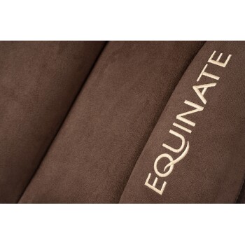 Braunes Haustierbett aus weichem Stoff, mit dem gestickten Markennamen 'EQUINATE' in hellbeige.