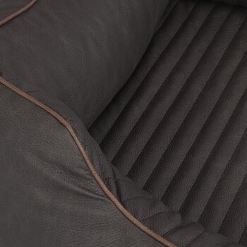 Nahaufnahme eines dunkelbraunen Haustierbettes mit einem gesteppten Rand und einem gerippten Innenraum für Komfort.