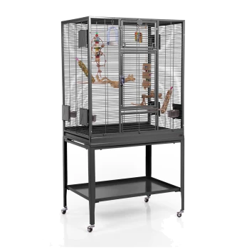 Ein großer, grauer Metallvogelkäfig auf Rädern, mit mehreren Sitzstangen, Spielzeugen und Fressnäpfen im Inneren.
