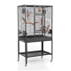 Ein großer, grauer Metallvogelkäfig auf Rädern, mit mehreren Sitzstangen, Spielzeugen und Fressnäpfen im Inneren.