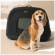 Ein Beagle sitzt neben einer schwarzen Tragetasche für Haustiere mit einem Netzfenster, das ein stilvolles Design für Reisen zeigt.