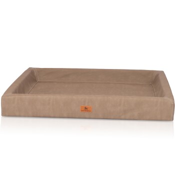 Ein stilvolles, rechteckiges Haustierbett in einer sanften braunen Farbe mit erhöhten Rändern und einer lederähnlichen Textur, mit einem kleinen "KNUFFELWUFF"-Logo.