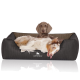 Ein dunkelgraues, gestepptes Hundebett mit einem entspannten Australian Shepherd, der verspielt ruht, und einem Logo, das "KNUFFELWUFFF" sagt.