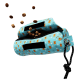 Eine blaue Hundeleckerlitasche mit einem verspielten Design, das Cartoon-Hunde und Knochen zeigt, die braune Hundeleckerlis ausspucken.