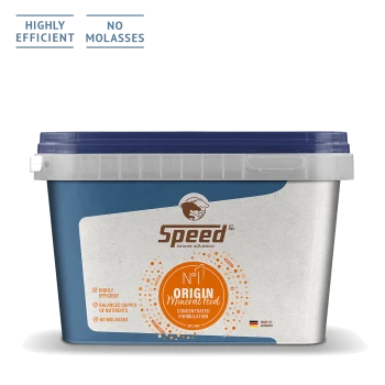 Behälter für Speed Origin Mineralfutter, gekennzeichnet mit "Hochgradig effizient" und "Ohne Melasse", mit einer konzentrierten Formulierung für Haustiere.