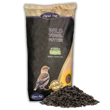 Ein Sack Lyra Pet Wildvogelfutter mit einer bunten Vogelillustration, beschriftet mit '100% natürlich' und 'Wild Vogel Futter', mit Sonnenblumenkernen davor.