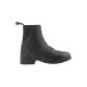 Schwarze Reitstiefelette mit Reißverschluss und dekorativer Naht, von der Seite betrachtet.