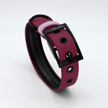Bordeauxfarbener Hundehalsband mit einer schwarzen Schnalle, rosa Akzenten, Einstelllöchern und dem Text "THE DOG IDEA" auf der Schnalle.