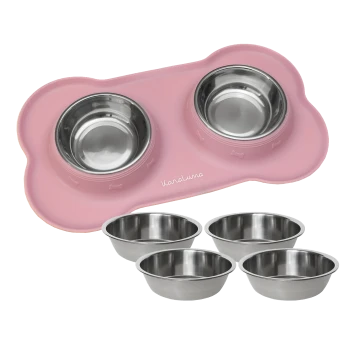Eine rosa Futterschüssel für Haustiere steht auf einer weißen Oberfläche, mit einer silbernen Schüssel, die teilweise sichtbar daneben steht.