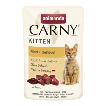 Beutel mit Animonda Carny Kittenfutter mit Rind und Geflügel, beschriftet mit "100% frische Zutaten, Ohne Getreide, Made in Germany," zeigt Fleischstücke.