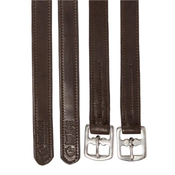 Drei braune Lederhalsbänder für Hunde mit silbernen Schnallen, mit gestickten Details und einem Logo, das auf einem Halsband geprägt ist.