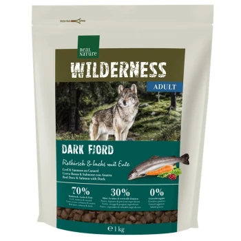 WILDERNESS Dark Fjord Cerf, saumon et canard 1 kg Sac de nourriture pour animaux "Wilderness Adult Dark Fiord" avec un loup dans une forêt, 70% de viande, 30% de fruits/légumes, 0% de céréales.