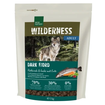 Huisdierenvoedingszak "Wilderness Adult Dark Fiord" met een wolf in een bos, 70% vlees, 30% fruit/groenten, 0% granen.