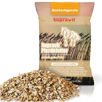 Sack Supravit Pferdefutter mit einem Haufen zerquetschter Gerstenkörner mit der Aufschrift "Quetschgerste" davor.