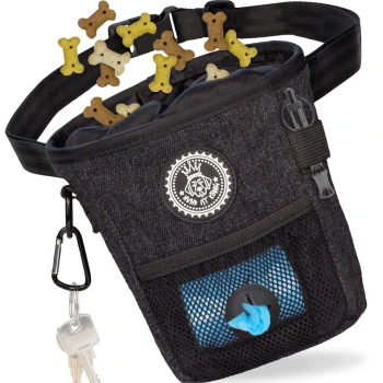 kompakter Hunde Futterbeutel, robuste Leckerlitasche fürs Training & Gassigehen Eine schwarze Leckerlitasche für Haustiere mit einem Logo, gefüllt mit bunten, hundeförmigen Leckerlis, mit einer Netztasche für Müllbeutel und einem Karabiner.