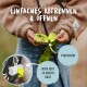 Eine Person in einer beigen Jacke hält eine grüne Rolle mit Hundekotbeuteln mit Pfeilen. Der Text lautet "EINFACHES ABTRENNEN & ÖFFNEN" und "MICH GIBT ES GRATIS DAZU".