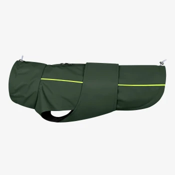 Grüner Hunderegenmantel mit reflektierendem gelben Streifen, ausgestattet mit einer Reißverschlusstasche und verstellbaren Riemen für einen sicheren Sitz.