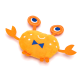Ein niedliches, plüschiges orangenes Krabben-Spielzeug mit großen Augen und einer blauen Fliege, entworfen für Haustiere.