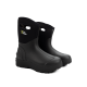 Schwarze wasserdichte Gummistiefel mit einer strukturierten Sohle und gepolstertem oberen Teil, mit dem Logo "Two Tracks" an der Seite.