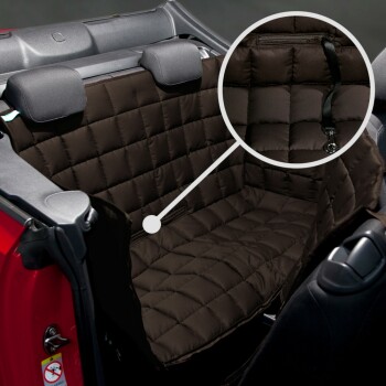 Eine schwarze, gesteppte Haustiersitzabdeckung für die Rückbank eines Autos, mit Kopfstützenabdeckungen und einem Sicherheitsgurt zur Sicherung von Haustieren.