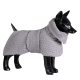 Ein schwarzer Schaufensterhund trägt einen gemütlichen, grauen, strukturierten Hundemantel mit hohem Kragen, der sein stilvolles Design präsentiert.