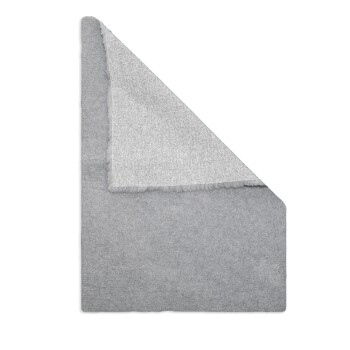 Graue weiche Haustierdecke mit einer umgefalteten Ecke, die eine hellere graue Unterseite zeigt, isoliert vor weißem Hintergrund.