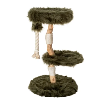 Ein plüschiger, grüner Katzenbaum mit zwei weichen, runden Plattformen, einem natürlichen Holzpfosten, der mit Seil umwickelt ist, und einem hängenden Spielzeug.