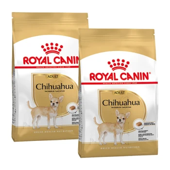 Zwei Säcke Royal Canin Chihuahua Adult Hundefutter, mit einer kleinen Chihuahua-Illustration, mit Text, der angibt, dass es für Hunde über 8 Monate alt ist.