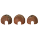 Trois cachettes pour animaux en coquille de noix de coco, chacune avec un sommet arrondi et une ouverture à la base, idéales pour que les petits animaux se cachent ou fassent un nid.