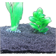 Aquariumsubstrat mit schwarzem Kies, mit zwei künstlichen Pflanzen: einer hohen, grünen, federartigen Pflanze und einer kürzeren, blattgrünen Pflanze.