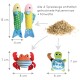 Bunte Katzenspielzeuge, darunter zwei Fische, ein Krebs und eine Schildkröte, alle mit getrocknetem Katzenminze und Füllung, mit Größenangaben.