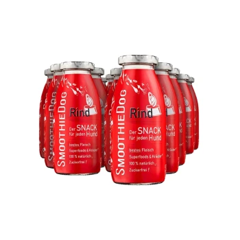 Rind 12x 250 ml Rote Flaschen mit 'Smoothie Dog' Rindfleischsnacks für Hunde, beschriftet mit 'Der SNACK für jeden Hund', mit Angaben zu natürlichen Zutaten und Superfoods.