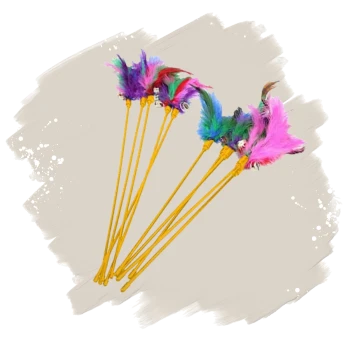 Set aus sechs Katzenfedernangel-Spielzeugen mit gelben Stäben, mehrfarbigen Federn und kleinen Glöckchen.