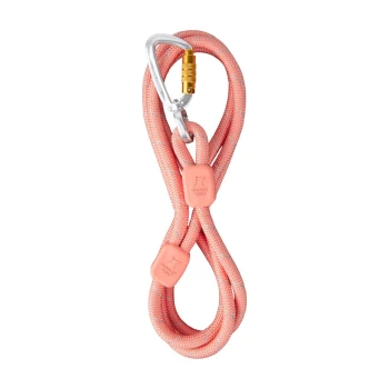 Führleine Rope Eine rosa Haustierleine mit einem silbernen Karabinerclip, mit Gummigriffen mit einem Logo, vor einem weißen Hintergrund präsentiert.