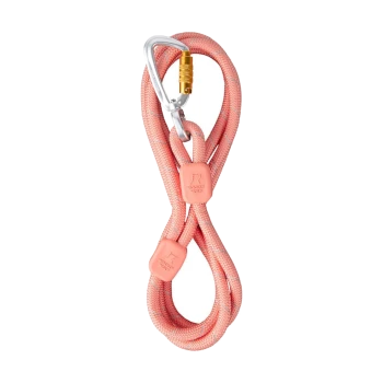 Eine rosa Haustierleine mit einem silbernen Karabinerclip, mit Gummigriffen mit einem Logo, vor einem weißen Hintergrund präsentiert.
