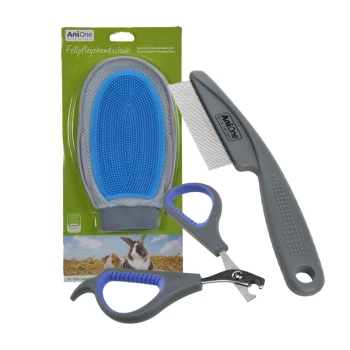 Pflegewerkzeugset, einschließlich eines blauen Gummipflegehandschuhs, eines Kamms und einer Nagelschneider, verpackt mit einem grünen Etikett von AniOne.